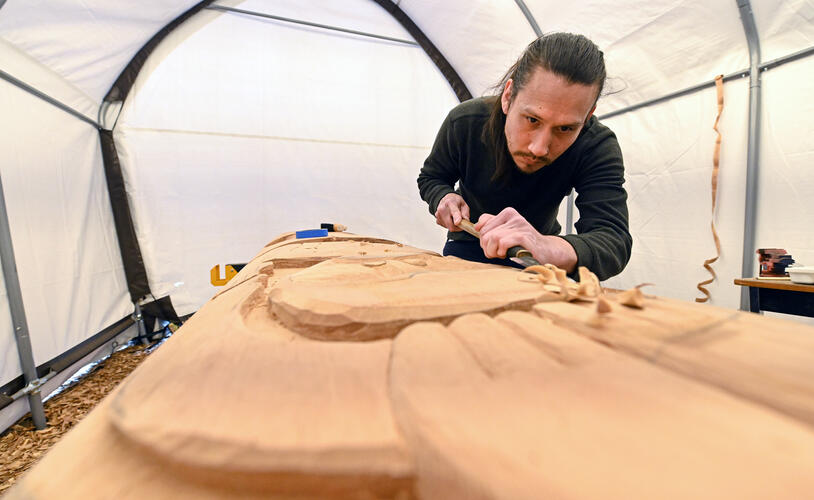 Dylan Thomas Awarded Fulmer Award In First Nations Art   Faculty Dylan Thomas Carving 